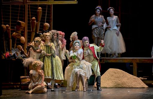 "L'Elisir d'Amore": un mix di romanticismo, umorismo e poesia in scena al Teatro Regio "L'Elisir d'Amore": un mix di romanticismo, umorismo e poesia in scena al Teatro Regio