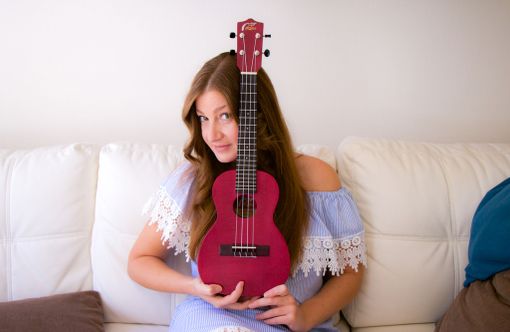 L'idolo del web Chiara Raggi si esibisce dal vivo a Torino