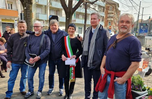 La Città e i “Nomadi” inaugurano una targa in memoria del bassista Dante Pergreffi La Città e i “Nomadi” inaugurano una targa in memoria del bassista Dante Pergreffi