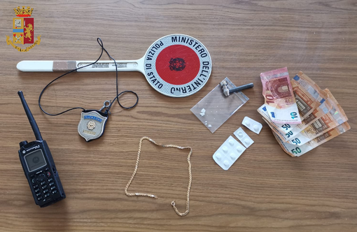 Scippa una donna che era seduta nella sua auto in sosta: i poliziotti lo vedono e lo arrestano