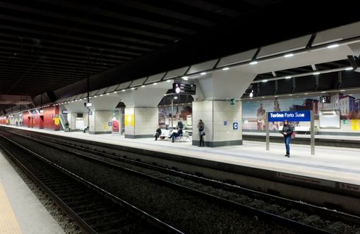 In fiamme un cestino dei rifiuti, disagi a Porta Susa In fiamme un cestino dei rifiuti, disagi a Porta Susa