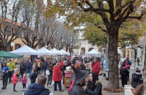 Domenica 27 a Rivoli si festeggia l’autunno con la Castagnata dei Quartieri Domenica 27 a Rivoli si festeggia l’autunno con la Castagnata dei Quartieri
