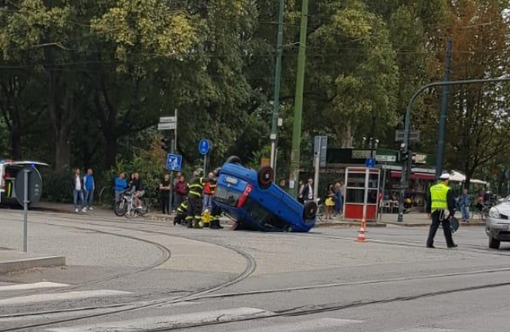Incidente in corso Vittorio Emanuele: si ribalta una vettura in mezzo all'incrocio