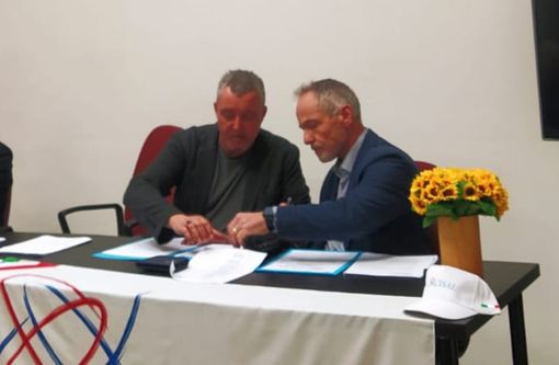 due persone al tavolo due persone al tavolo