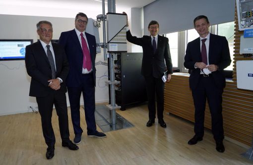 quattro persone in posa in un laboratorio