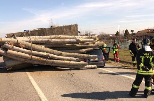 Osasco, un trattore perde il carico: muore una donna, illeso il nipotino di 3 anni Osasco, un trattore perde il carico: muore una donna, illeso il nipotino di 3 anni