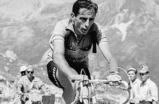 Domattina alle 4 la Cuneo-Pinerolo con biciclette degli anni 40 e con abbigliamento rigorosamente d’epoca Domattina alle 4 la Cuneo-Pinerolo con biciclette degli anni 40 e con abbigliamento rigorosamente d’epoca