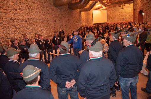 Il Coro dle Piase di Campiglione Fenile si esibisce per Paola di Liegi e suo marito (Foto di Walter Curti)