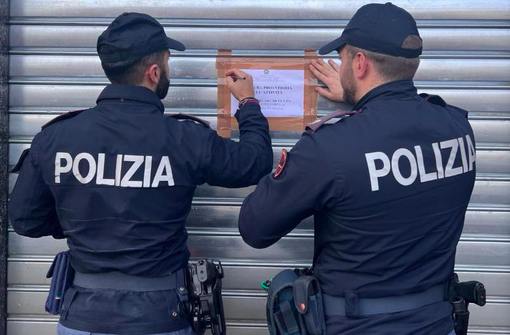 Droga sotto le sedie e nei dispenser dello zucchero: chiuso per 15 giorni un kebab in quartiere Aurora