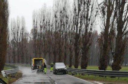 Una lunga chiazza d'olio e l'afalsto viscido causano un brutto incidente alla rotonda di Stupinigi