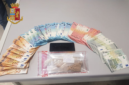 Ai domiciliari, spacciava sotto casa: arrestato pusher in via Bologna