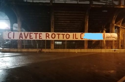 Striscione di contestazione dei tifosi del Toro: &quot;Avete rotto&quot;