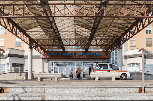 ingresso dell'ospedale con ambulanza e utenti