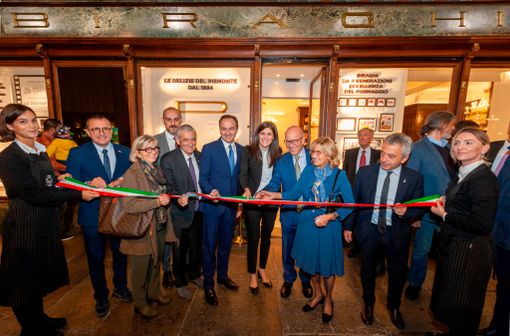 Le autorità cittadine e regionali in visita al negozio Biraghi inagurato a Torino