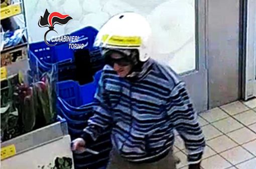 Il rapinatore fermato dal mendicante nigeriano aveva un lungo curriculum: 11 i colpi tentati o messi a segno nei supermercati (FOTO e VIDEO)