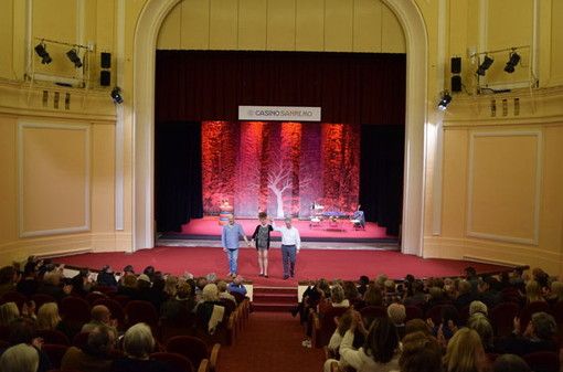 Il Casinò di Sanremo saluta la sua stagione teatrale con un trionfo: applausi scroscianti per l'ultima rappresentazione del 25 aprile
