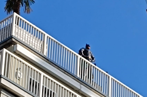 Batman affacciato su piazza Cln