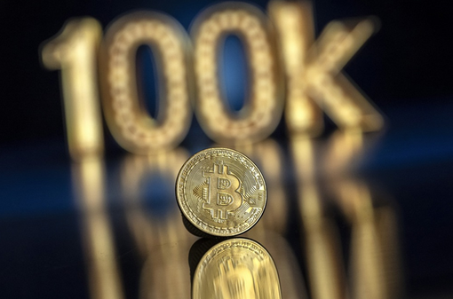 Bitcoin supera i 100.000 dollari, traguardo storico per la criptovaluta. Record anche per Pepe Unchained: 72 milioni di dollari in prevendita!