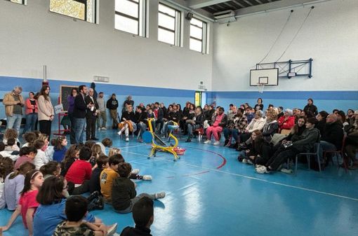 Pedalare e riciclare. La scuola De Amicis di Moncalieri prima in Italia per l’autoriciclo della plastica