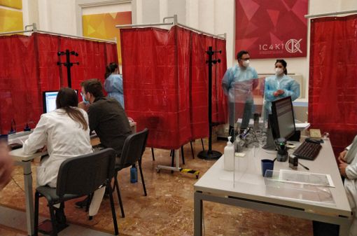 Infermieri e medici per vaccinare