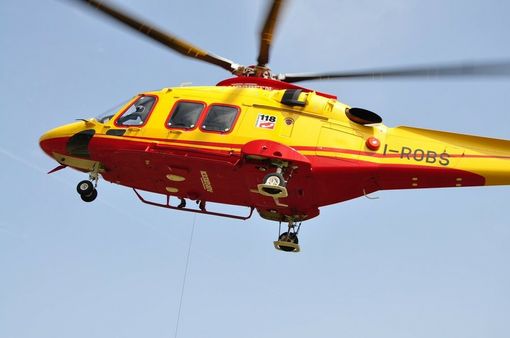 Prascorsano, cade mentre pulisce la grondaia di casa: 83enne trasportato al Cto