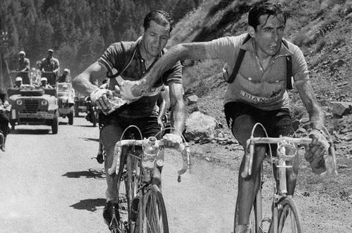 Il leggendario passaggio della borraccia tra Bartali e Coppi