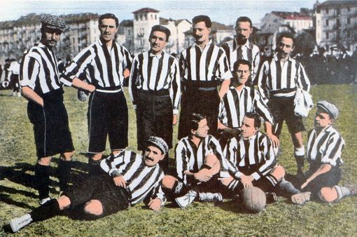 La storia romanzata della maglietta della Juventus. Dal rosa alle strisce: quando il caso ci mette lo zampino