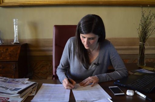 Appendino chiama la maestra licenziata per un video hard: “Donna vittima di Revenge Porn”