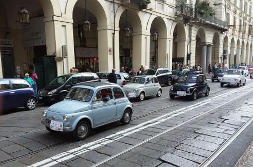 La festa delle "500" ha invaso il centro di Torino La festa delle "500" ha invaso il centro di Torino