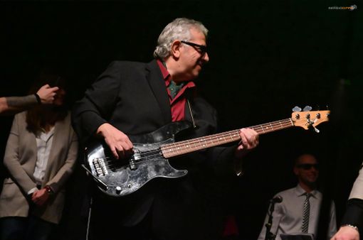 Rudy Ruzza sul palco con il basso Rudy Ruzza sul palco con il basso