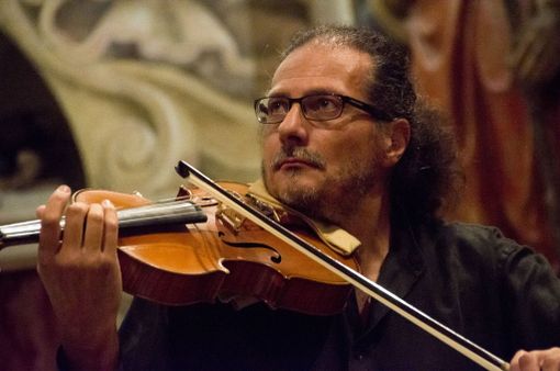 Un violista... “al contrario”, unico al mondo