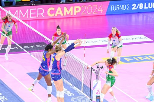 Attacco di Mason (foto Lega Volley Femminile) Attacco di Mason (foto Lega Volley Femminile)