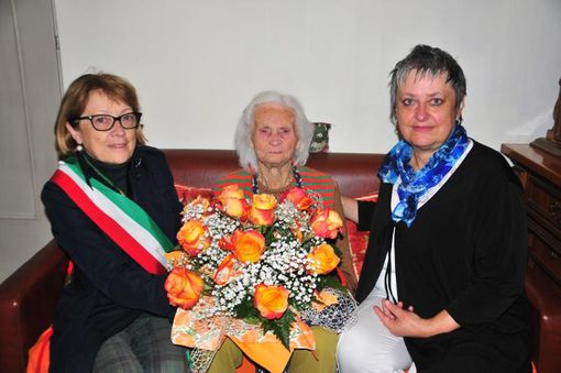 La sindaca Nadia Brunetto consegna i fiori a Olga Dema (foto di Massimo Bosco)