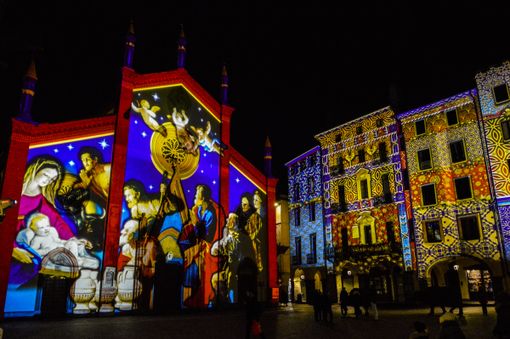 Le proiezioni luminose in piazza San Donato (foto di Cinzia Consolati) Le proiezioni luminose in piazza San Donato (foto di Cinzia Consolati)