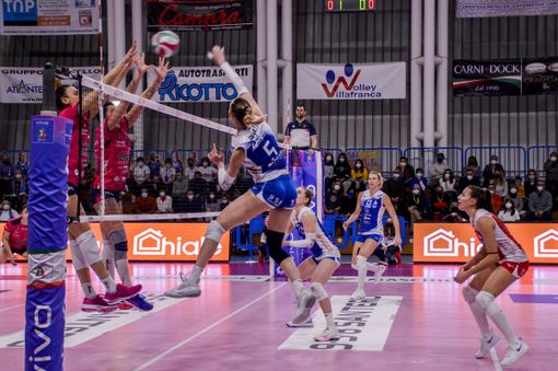Le campionesse del volley in azione a Villafranca (Foto di Cinzia Consolati)