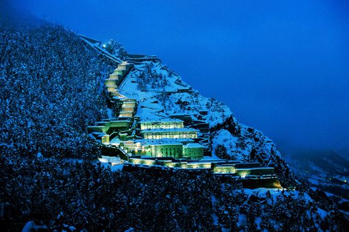 Il fascino invernale delle fortificazioni alpine: un fiocco di neve cristallizzato nella storia