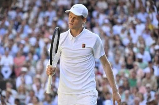 Una immagine di Jannik Sinner nel recente torneo di Wimbledon Una immagine di Jannik Sinner nel recente torneo di Wimbledon