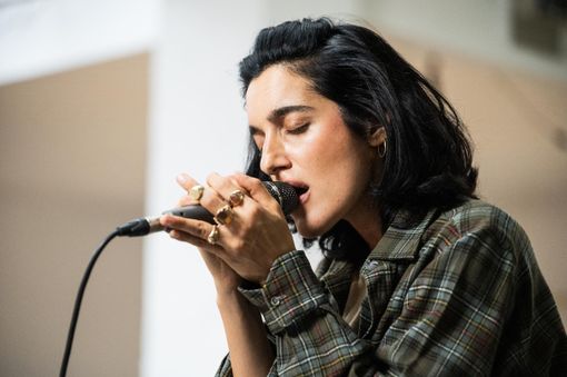 Levante la performance live di "Niente da dire" registrata su una pista da skateboard di Torino