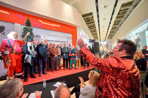 Luigi Secco è il primo Babbo Natale di Mondojuve shopping center Luigi Secco è il primo Babbo Natale di Mondojuve shopping center
