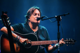 Cristiano De André canta le canzoni del padre Faber in un concerto di musica e poesia