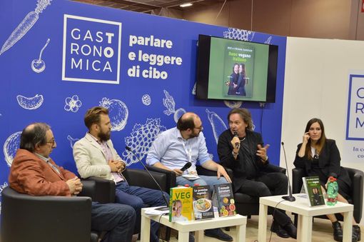 Da Ippocrate a Papa Francesco: la filosofia vegana illustrata da Red e Chiara Canzian al Salone del Libro (FOTO)