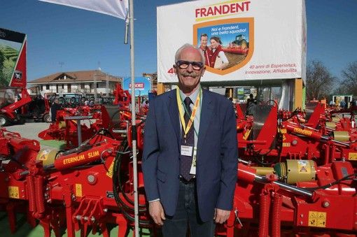 Ezio Bruno, titolare della Frandent, alla recente Fiera della Meccanizzazione Agricola di Savigliano Ezio Bruno, titolare della Frandent, alla recente Fiera della Meccanizzazione Agricola di Savigliano