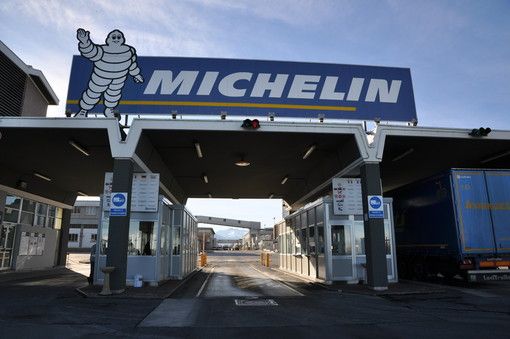 Michelin, c’è l’ipotesi sull’integrativo: entro il triennio 260 stabilizzazioni, 90 milioni di investimento e premio in aumento Michelin, c’è l’ipotesi sull’integrativo: entro il triennio 260 stabilizzazioni, 90 milioni di investimento e premio in aumento