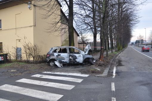 Auto esce fuoristrada in viale Falchera e poi si incendia: tre persone ferite