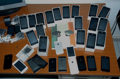 Vende telefoni Apple taroccati e giocattoli pericolosi: denunciato commerciante di corso Sebastopoli Vende telefoni Apple taroccati e giocattoli pericolosi: denunciato commerciante di corso Sebastopoli