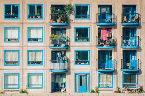 Balconi fioriti e colorati di un condominio
