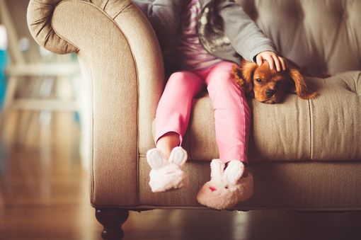 bambina seduta sul divano bambina seduta sul divano