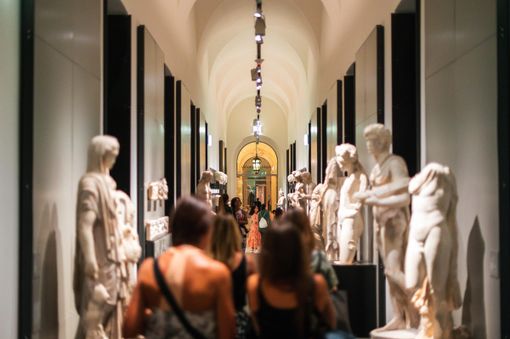 Una notte al Museo di Antichità con Guerrilla Spam: la mostra che mette in dialogo arte antica e contemporanea