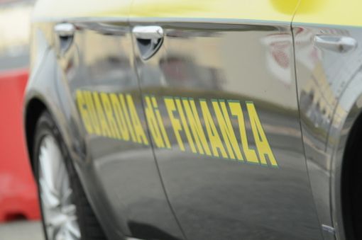 Bolidi con targhe straniere per pagare meno tasse: la Gdf dà un giro di vite