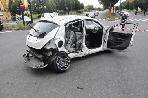 Scontro tra auto in corso Potenza: un uomo sbalzato fuori, l'altro resta incastrato nel veicolo